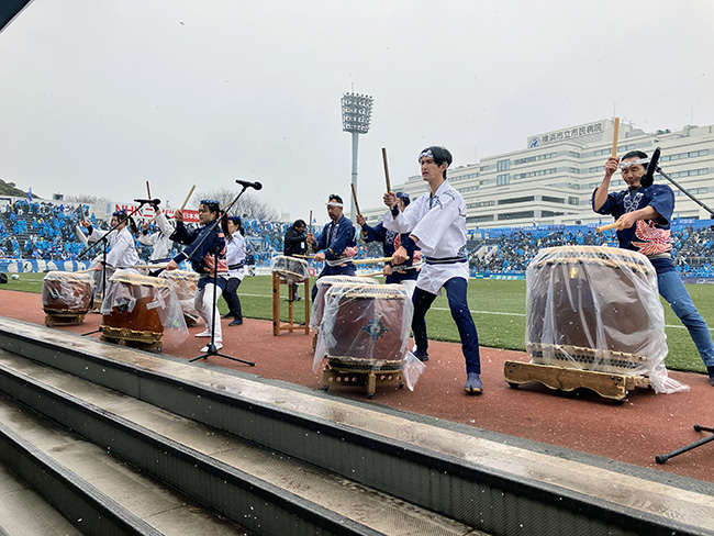 2026Jリーグ開幕戦での和太鼓演奏の様子1
