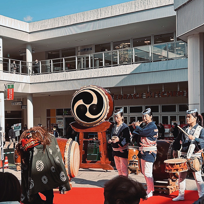 202601たまプラーザテラスでの和太鼓演奏の様子1