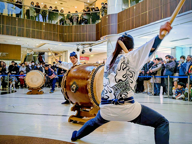 202601たまプラーザ東急百貨店での和太鼓演奏の様子1